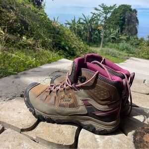 WORN ONCE Keen Targhee Womens waterproof hiking boots size 8.5